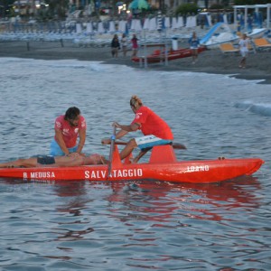LOANO FIACCOLE IN MARE DIMOSTRAZIONE SALVATAGGIO1
