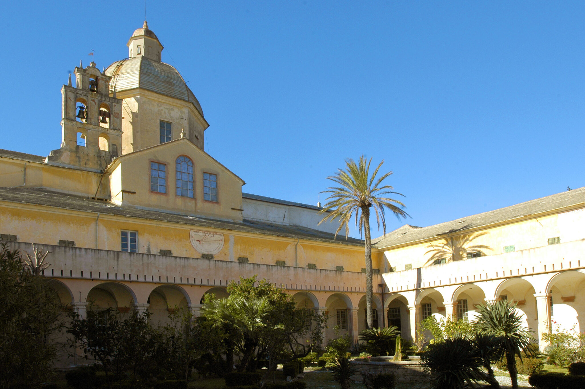 Loano, scorcio del chiostro del convento di Monte Carmelo.