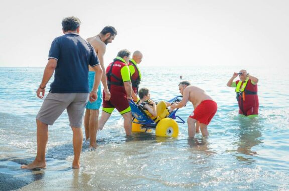 a-loano-una-giornata-al-mare-per-le-persone-diversamente-abili-703620